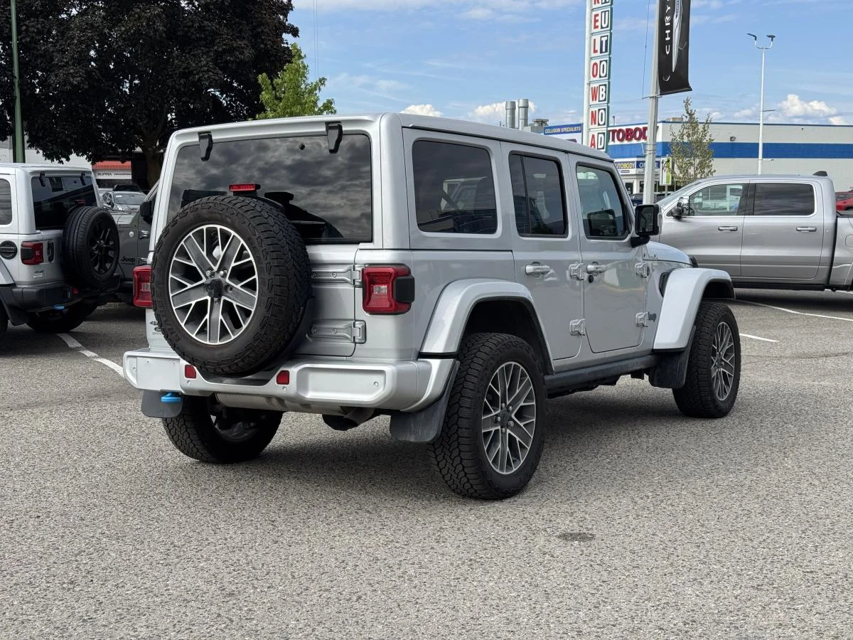 Used 2024 Silver Jeep High Altitude image 6