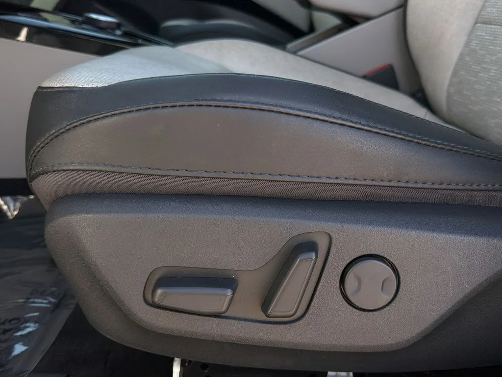 Used 2023 White Kia Wave image 27