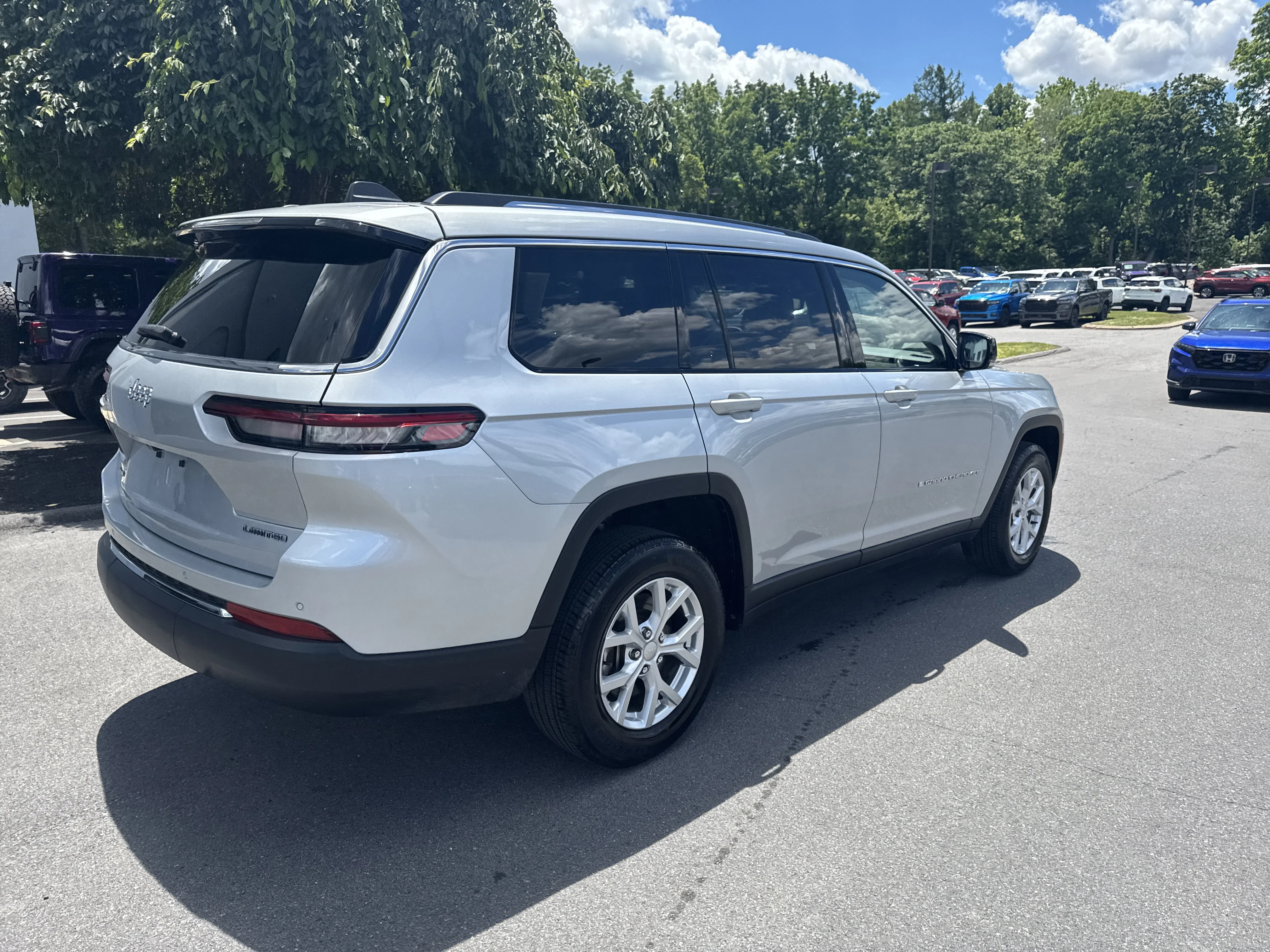 Used 2023 Silver Zynith Jeep Limited image 3