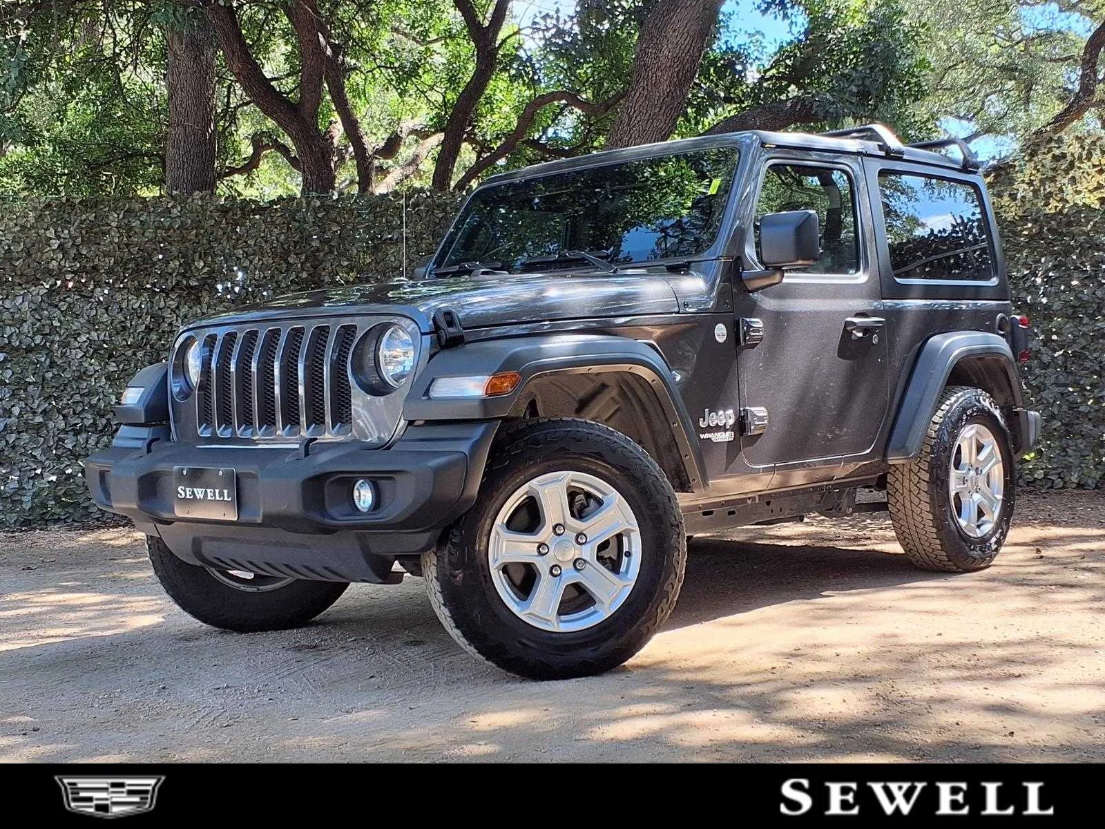 Used 2019  Jeep Sport S image 1