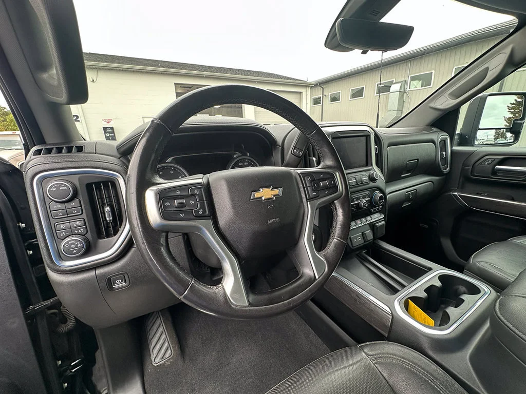 Used 2020 BLACK Chevrolet LTZ image 27