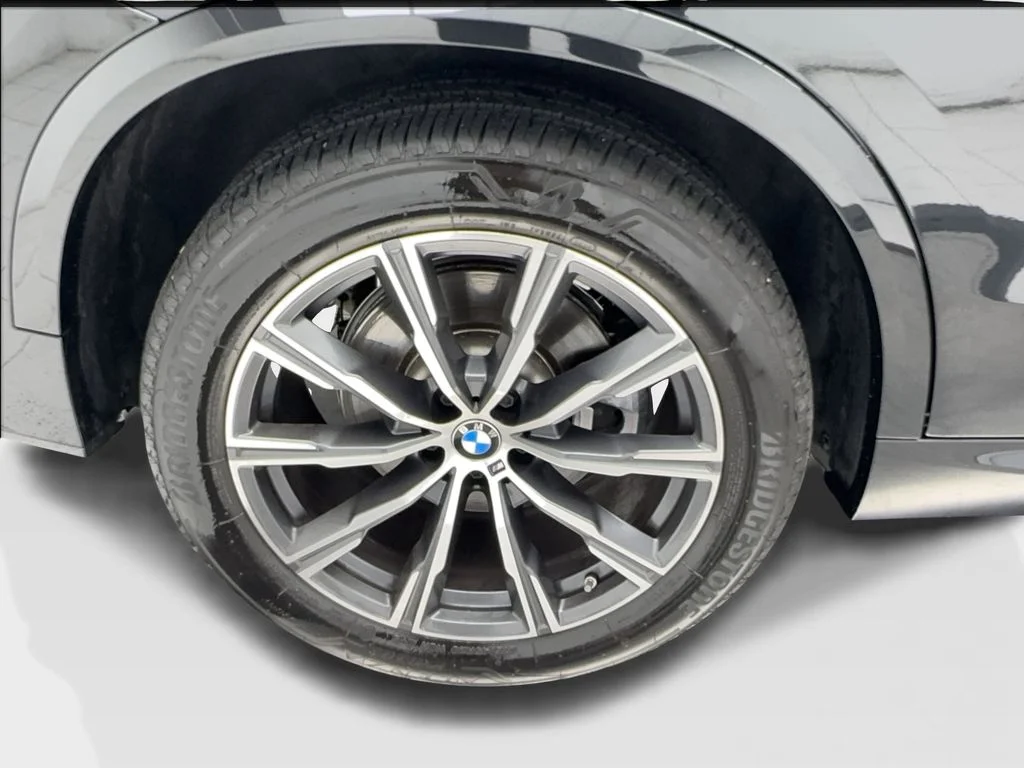 Used 2025 Black BMW sDrive40i image 14