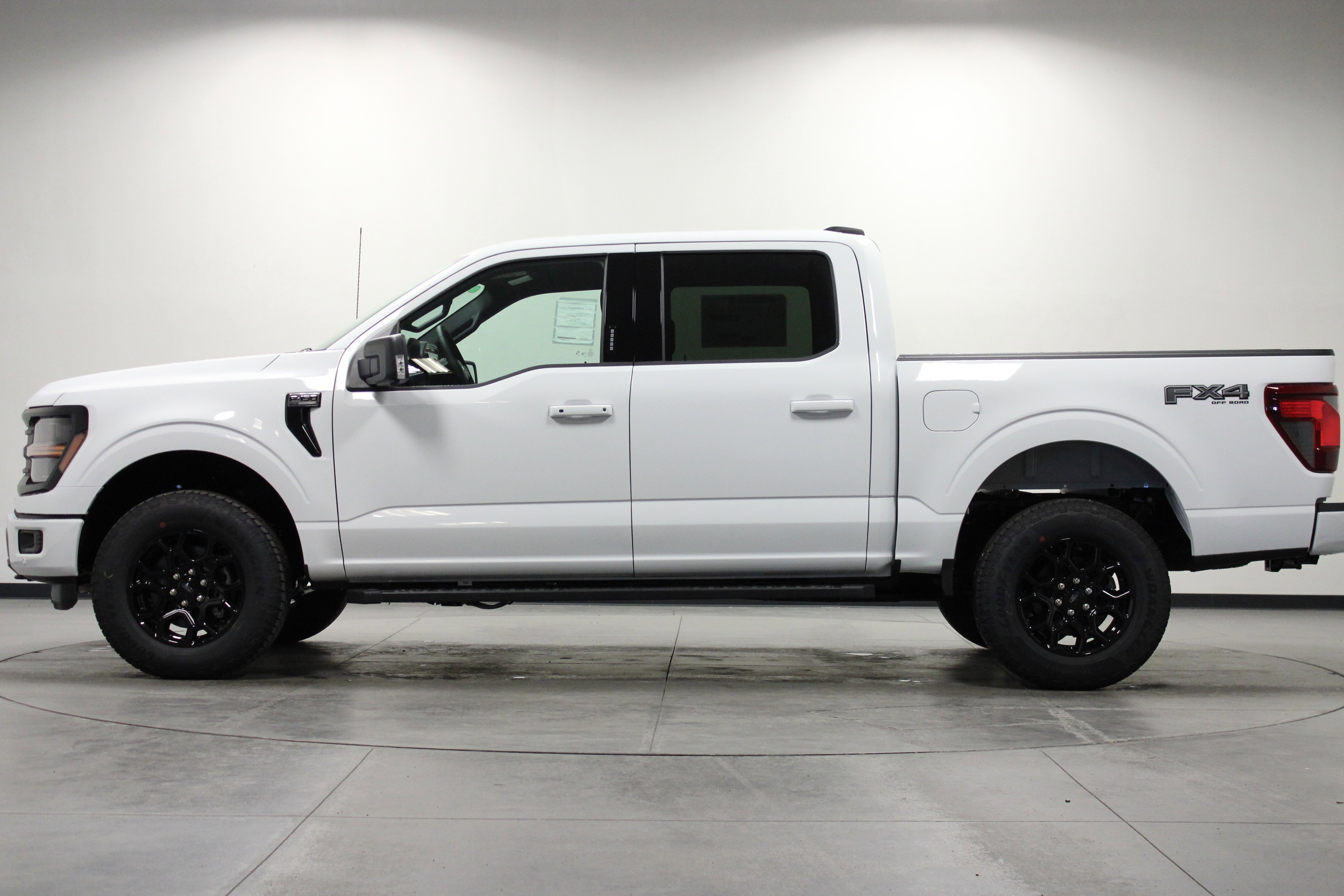 New 2026 Oxford White Ford XLT image 7