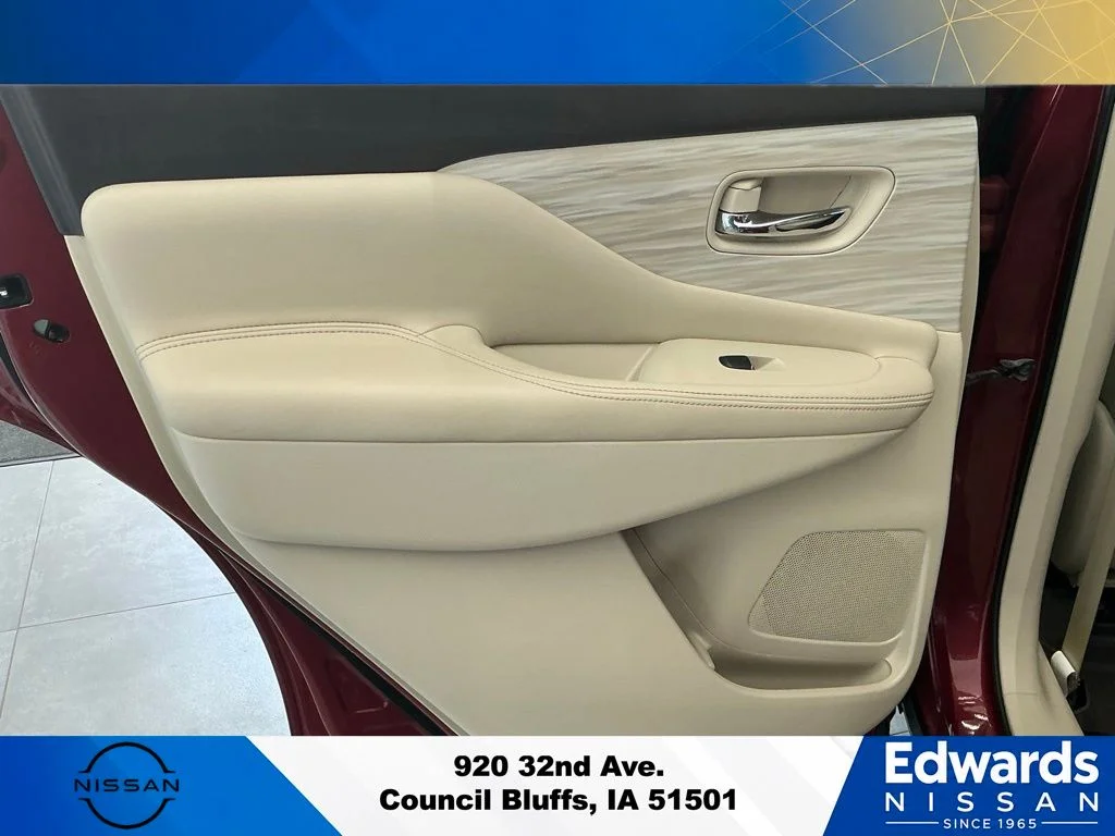 Used 2018 Red Nissan SL image 13