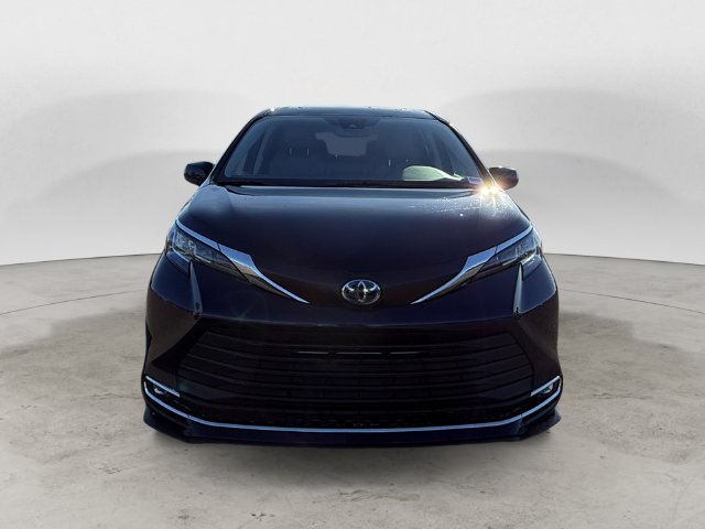 Used 2023  Toyota XLE image 2