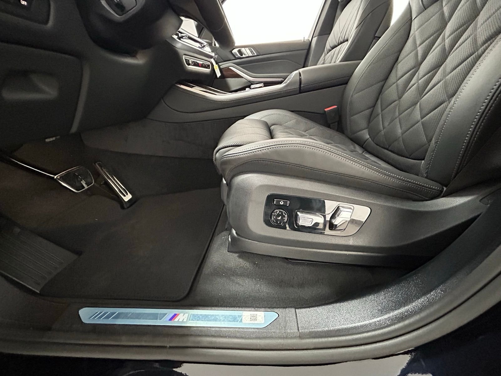 New 2026 Carbon Black Metallic BMW xDrive40i image 31