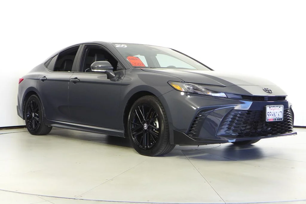 Used 2025  Toyota SE image 4