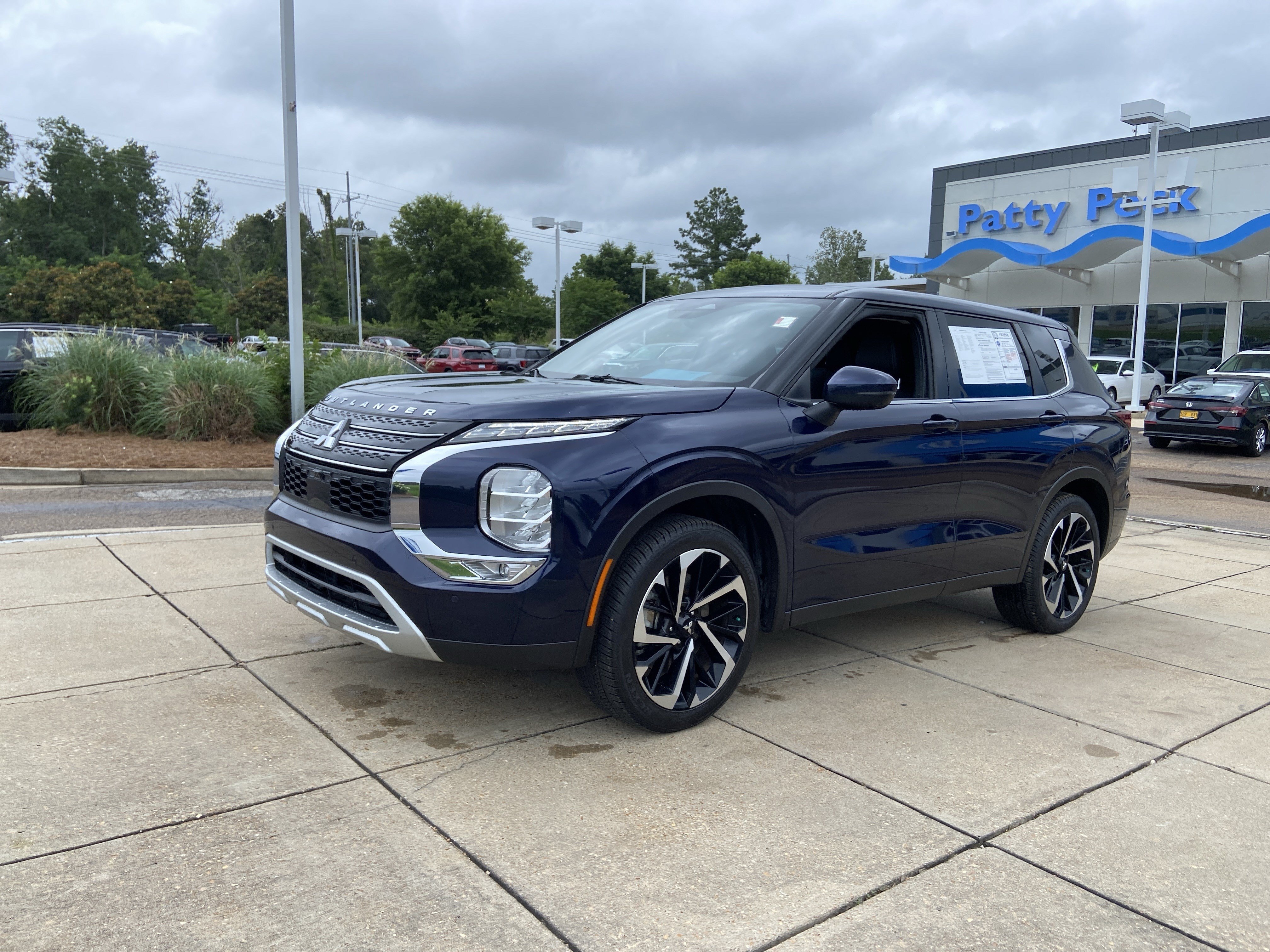 Used 2023 Cosmic Blue Metallic Mitsubishi SE image 6