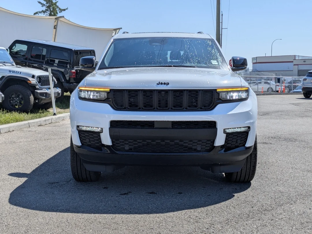 New 2025 White Jeep Limited - - 4x4 - Second row heated seats - Dual Pano Sunroof - Int FAM CAM & More! image 2