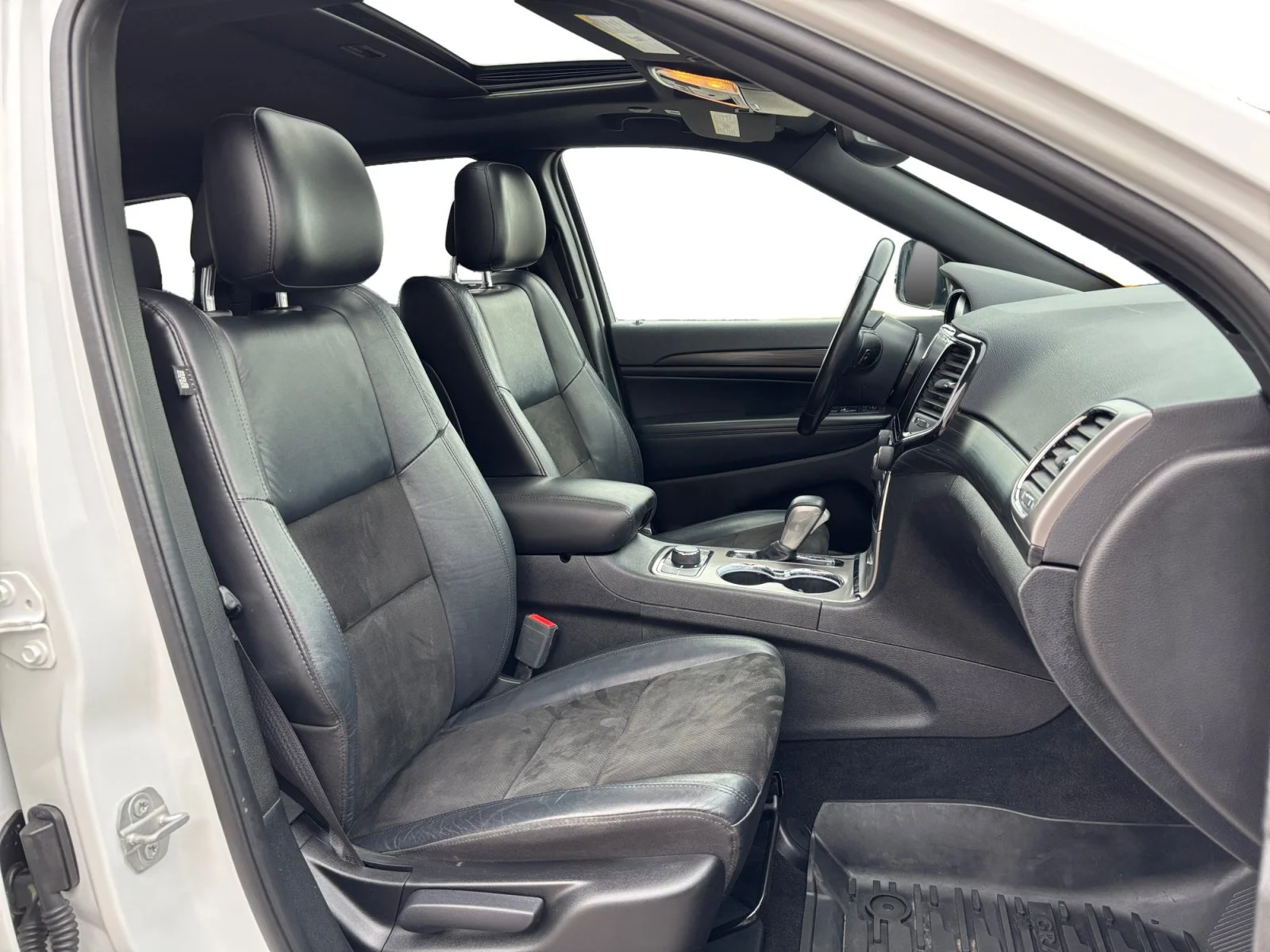 Used 2021 White Jeep Altitude image 17
