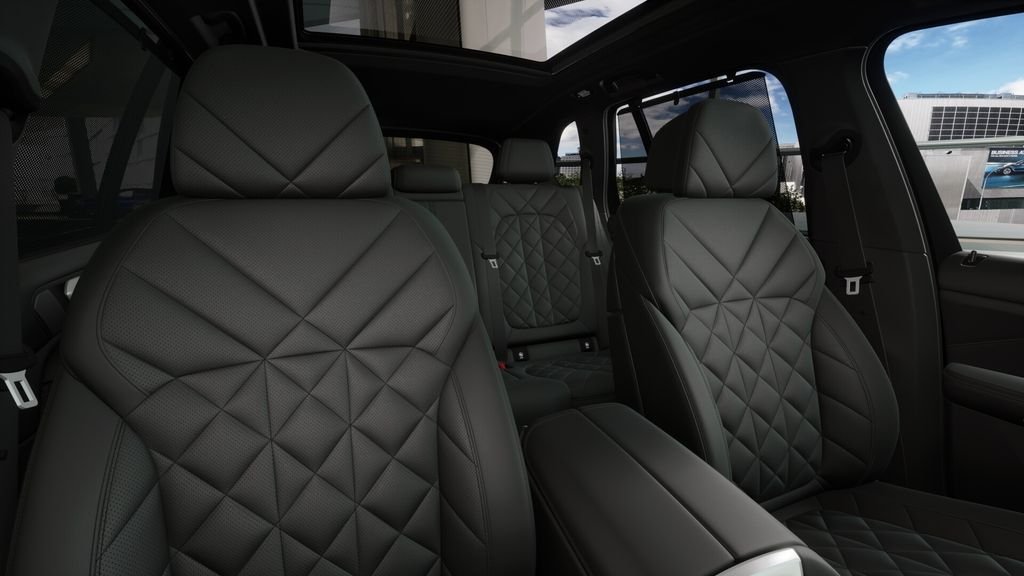 Used 2026 Skyscraper Grey Metallic BMW M60i image 37