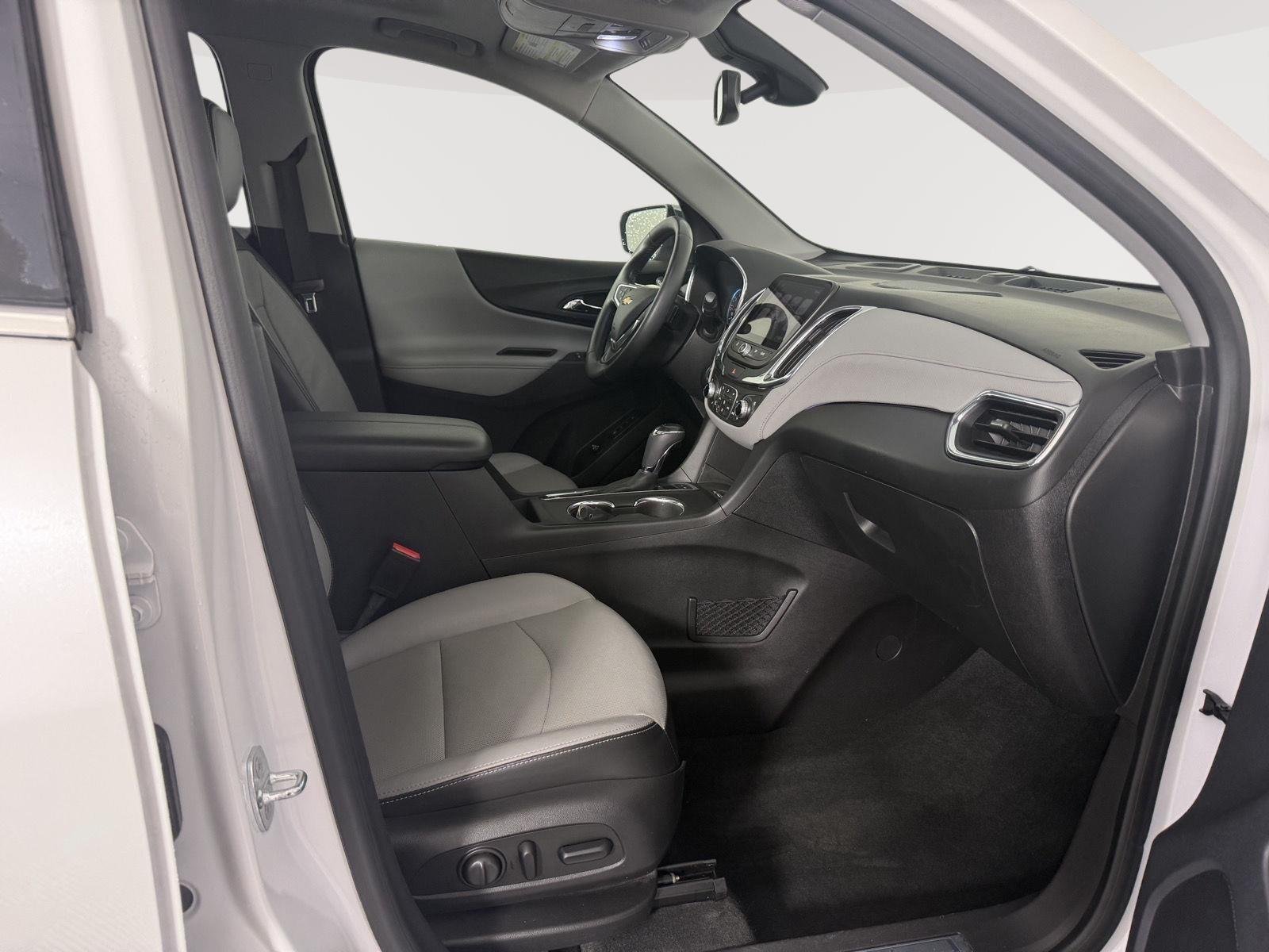 Used 2018 Iridescent Pearl Tricoat Chevrolet Premier image 14