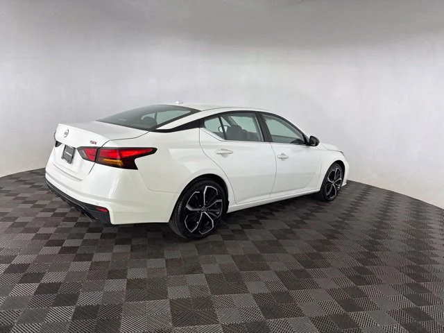 Used 2024 White Nissan 2.5 SR image 5