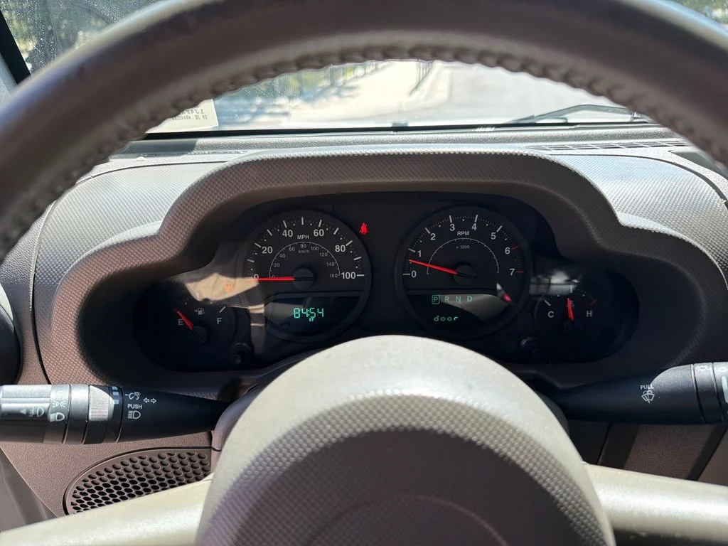 Used 2009 White Jeep X image 23