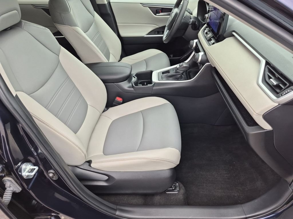 Used 2023  Toyota XLE Premium image 30