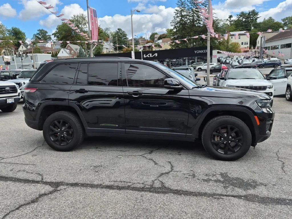 Used 2025 Black Jeep Altitude X image 4