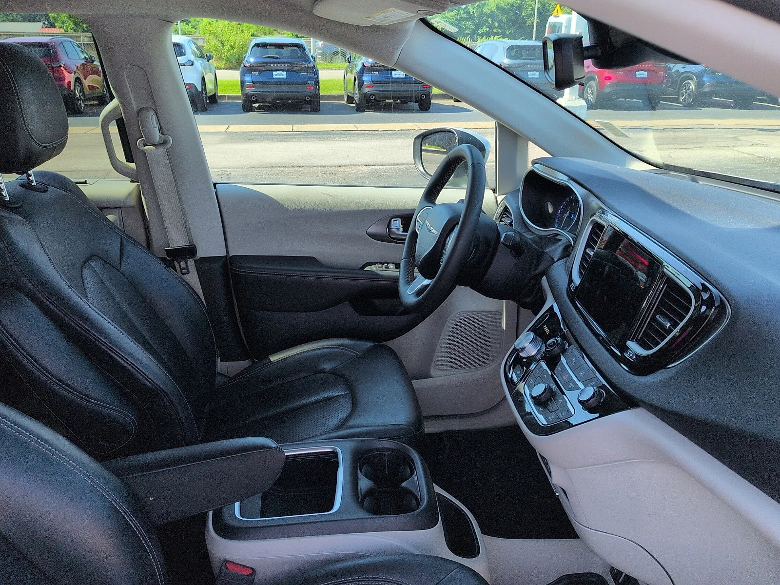 Used 2023 Silver Mist Clearcoat Chrysler Touring L image 7