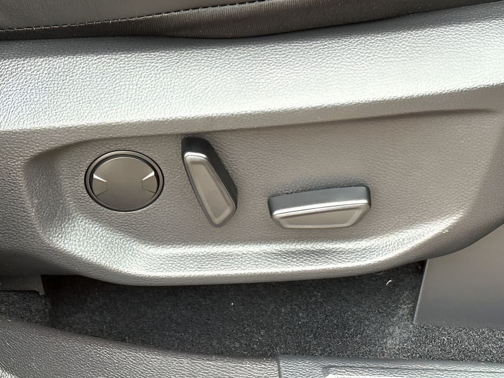 New 2025 Ruby Red Metallic Tinted Clearcoat Ford LARIAT® image 34