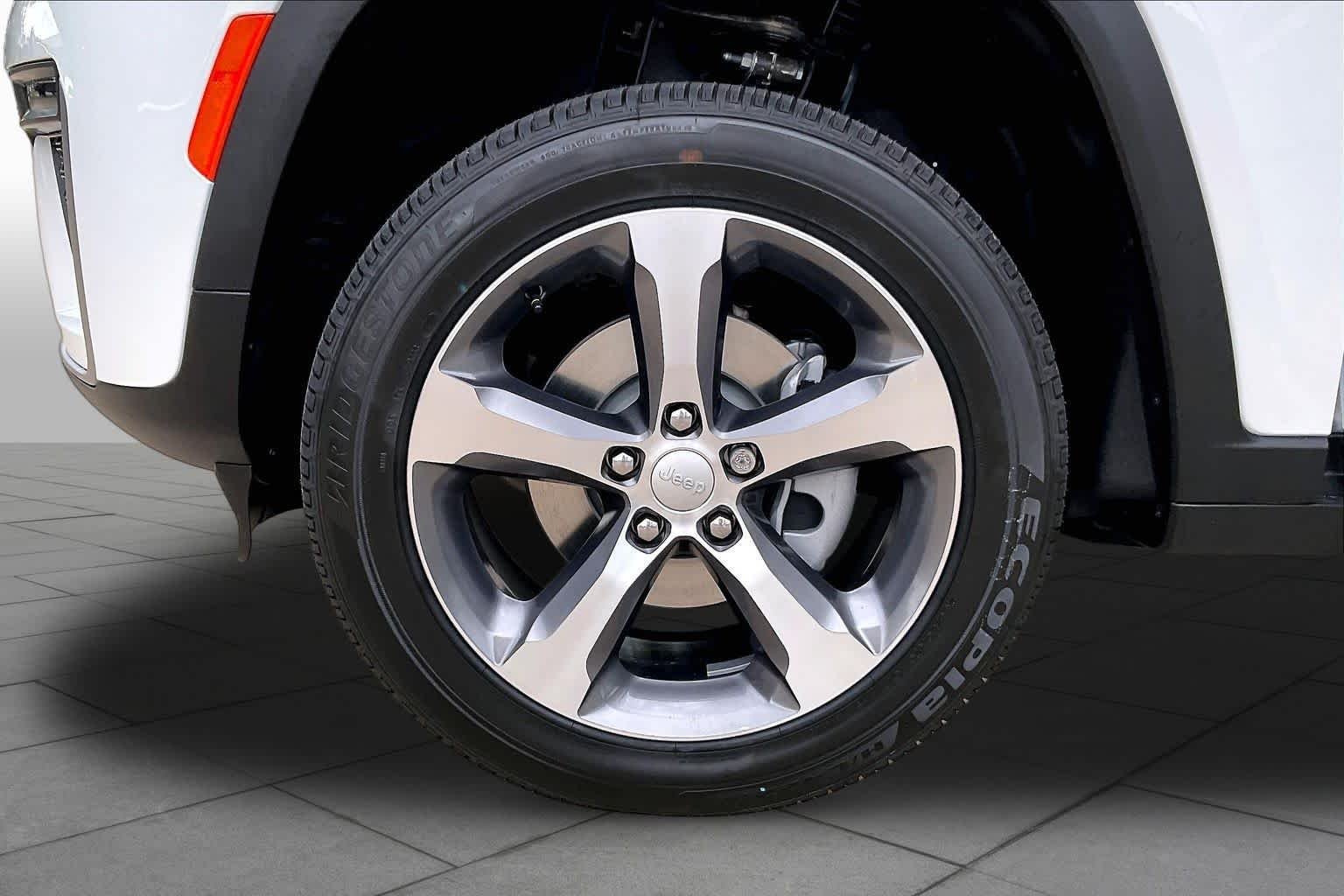 New 2026 Bright White Clear-Coat Exterior Paint Jeep Limited image 11