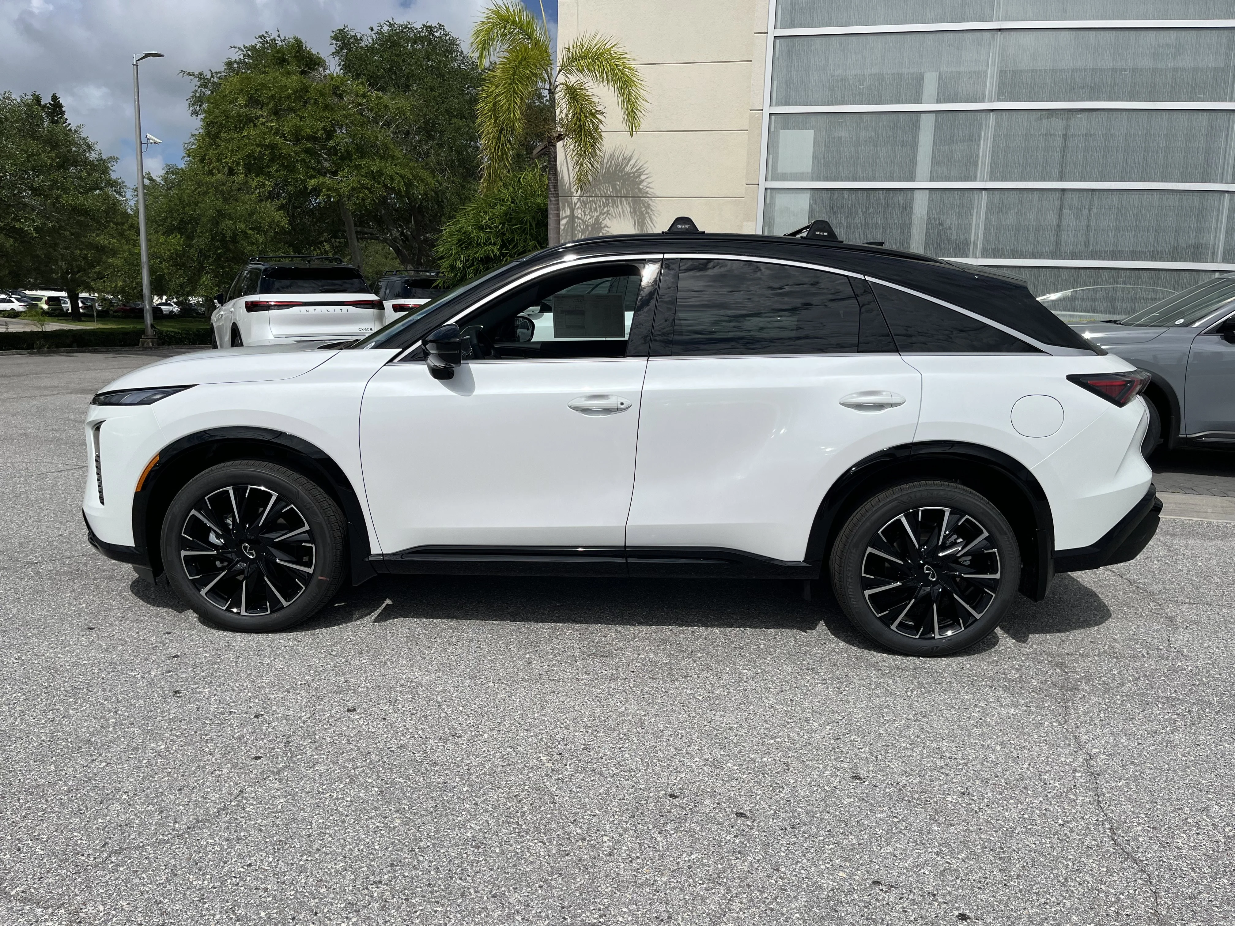 New 2027 Radiant White/Black Obsidian INFINITI AUTOGRAPH image 2