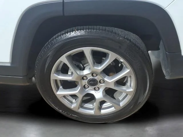 Used 2025  Jeep Limited image 27