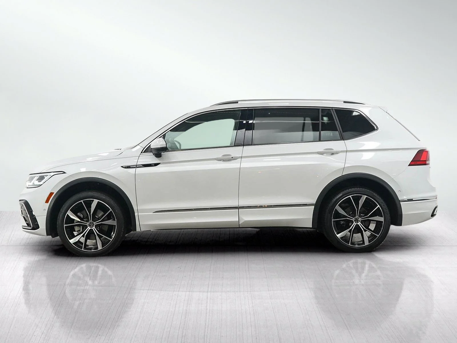 Used 2024 Volkswagen Tiguan SEL R-LINE with VIN 3VV4B7AX8RM128059 for sale in Burnsville, Minnesota