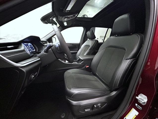 New 2025 Velvet Red Pearl-Coat Exterior Paint Jeep Altitude X image 10