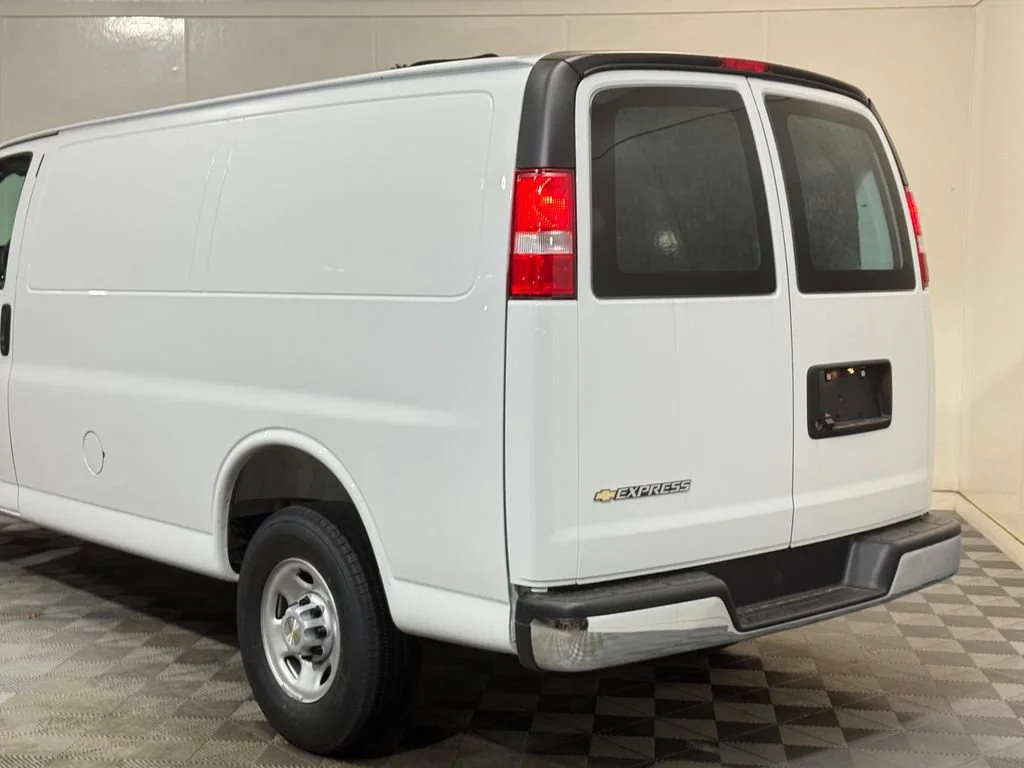 New 2026 Summit White Chevrolet WT image 6