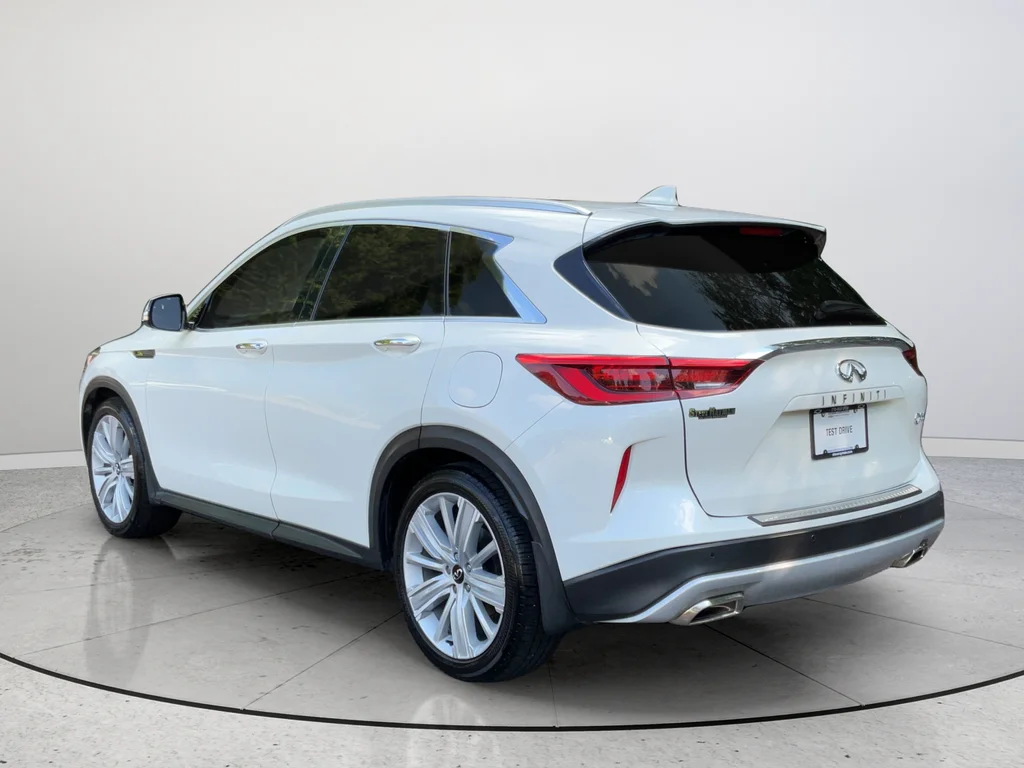 Used 2021 White INFINITI Sensory image 9