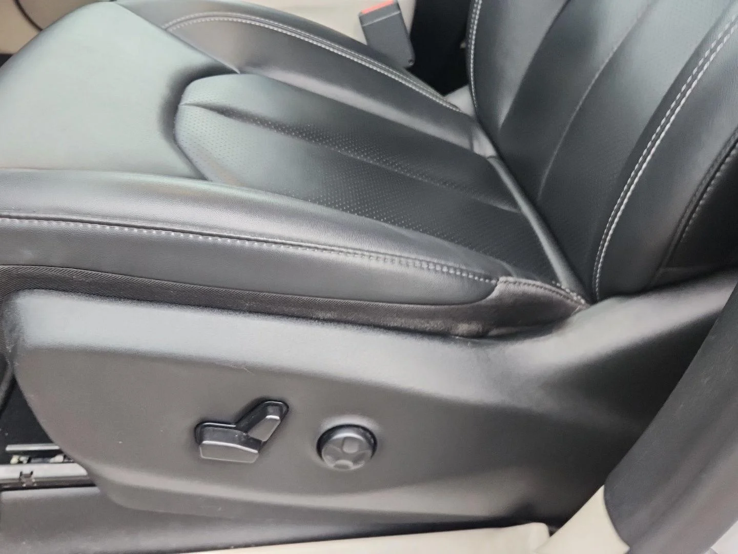 Used 2024 Silver Mist Clearcoat Chrysler Touring L image 12