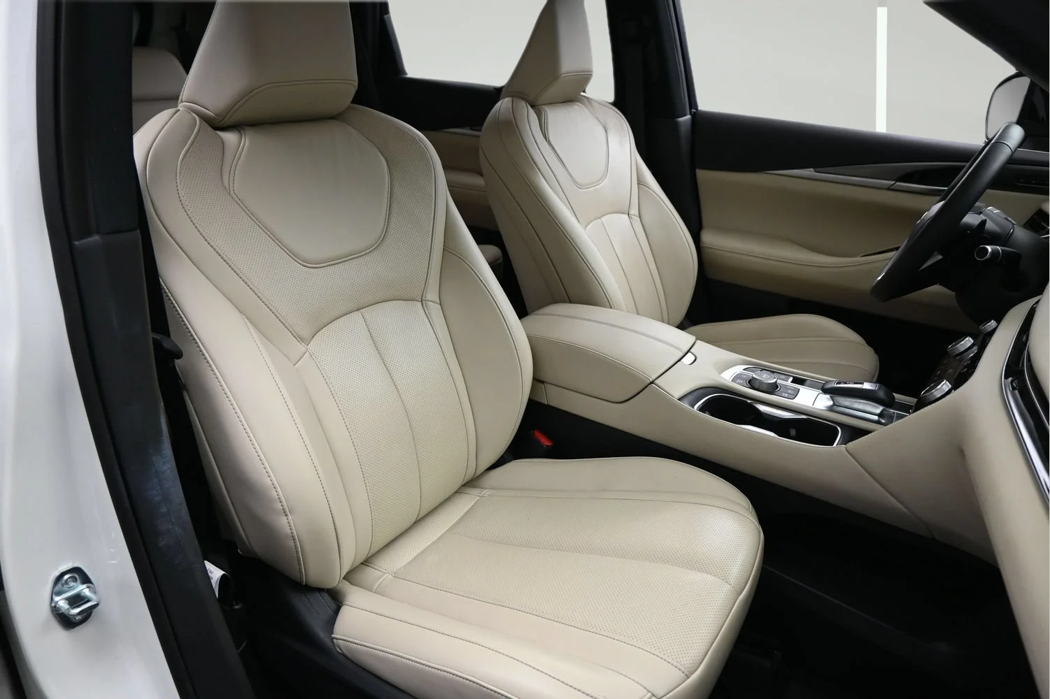 Certified Used 2025 Majestic White INFINITI LUXE image 14