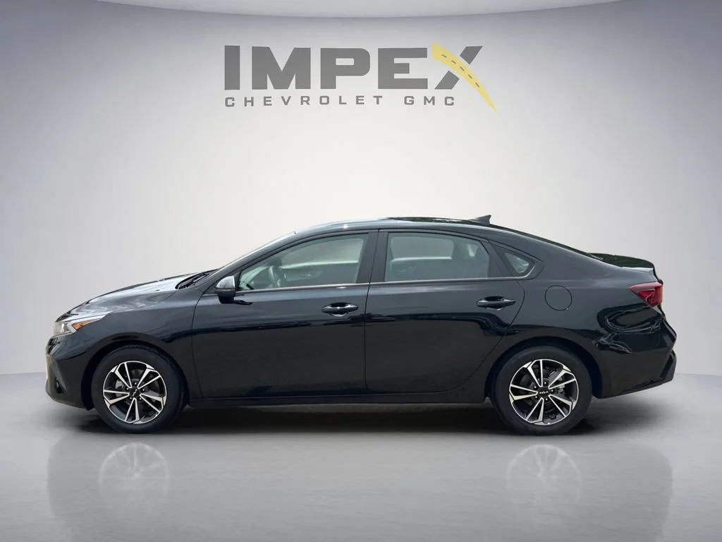 Used 2024  Kia LXS image 2