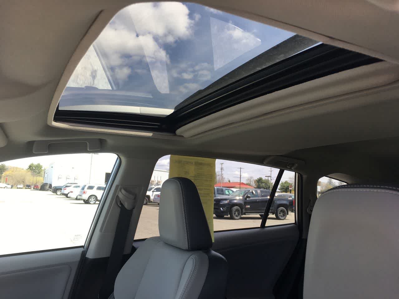 Used 2013  Toyota Limited image 12