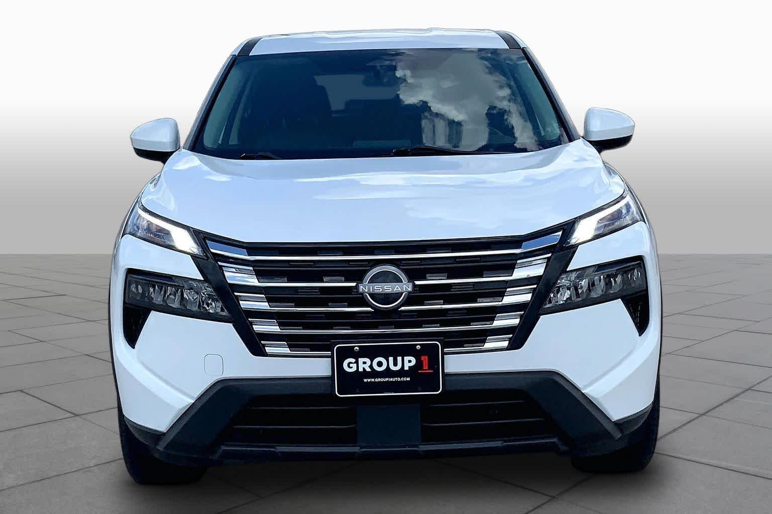 Used 2024 Everest White Pearl Nissan SV image 4