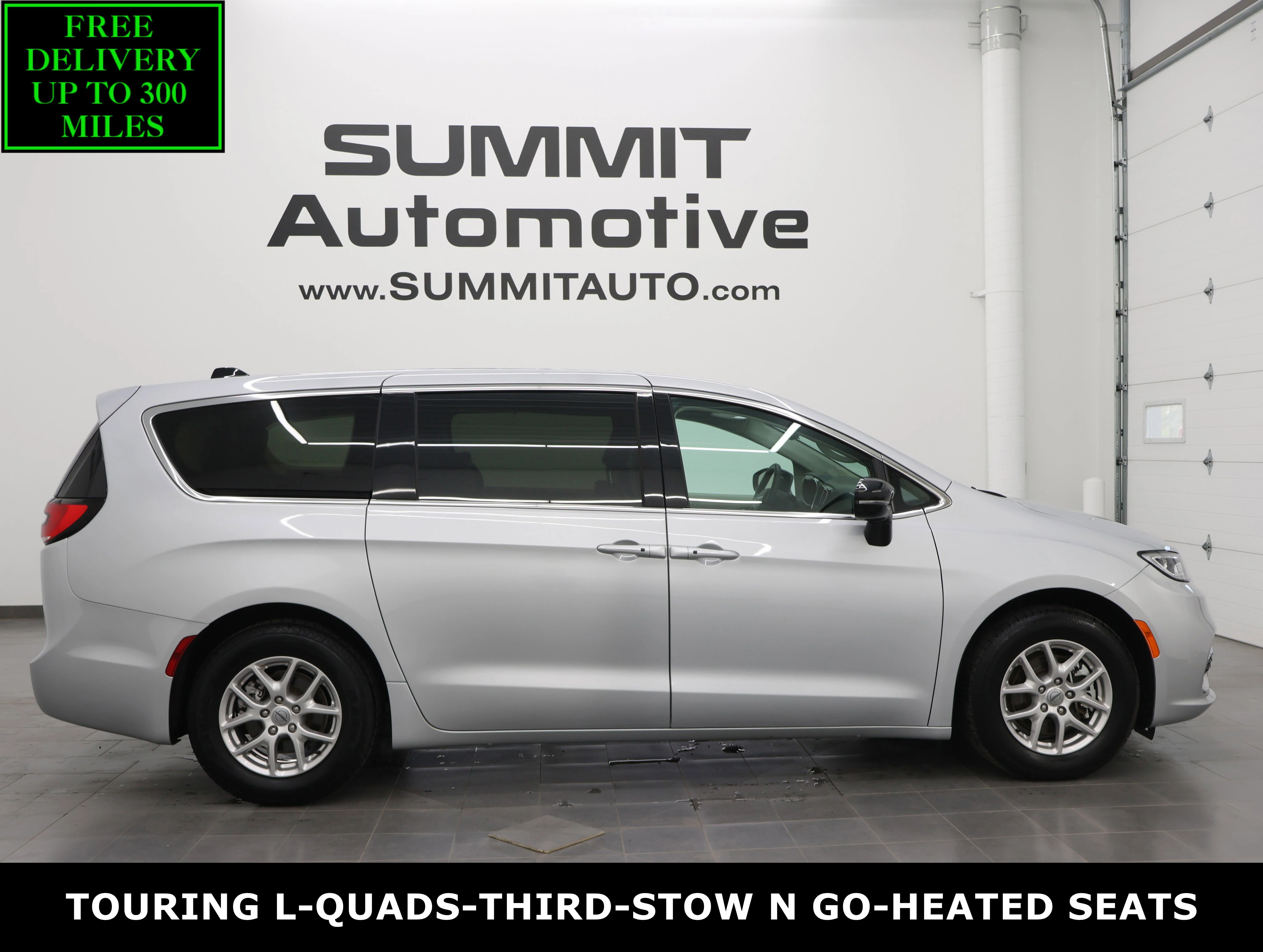2024 Chrysler Pacifica Touring L's photo