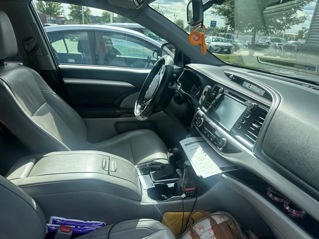 Used 2016 Gray Toyota XLE V6 image 2