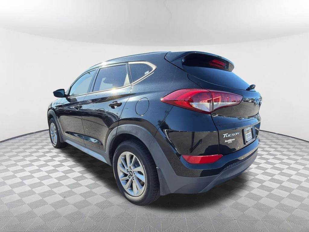 Used 2017 Black Hyundai SE Plus image 7