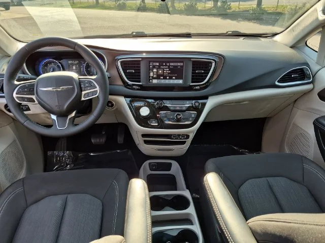 Used 2023 White Chrysler LX image 27