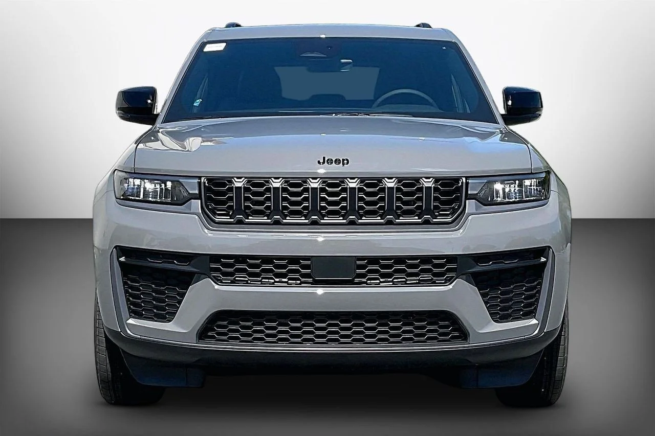 New 2027 Sting-Gray Clear-Coat Paint Jeep Altitude image 3