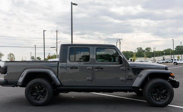Used 2023 Gray Jeep Sport S image 5
