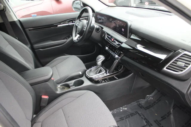 Used 2024 White Kia S image 35