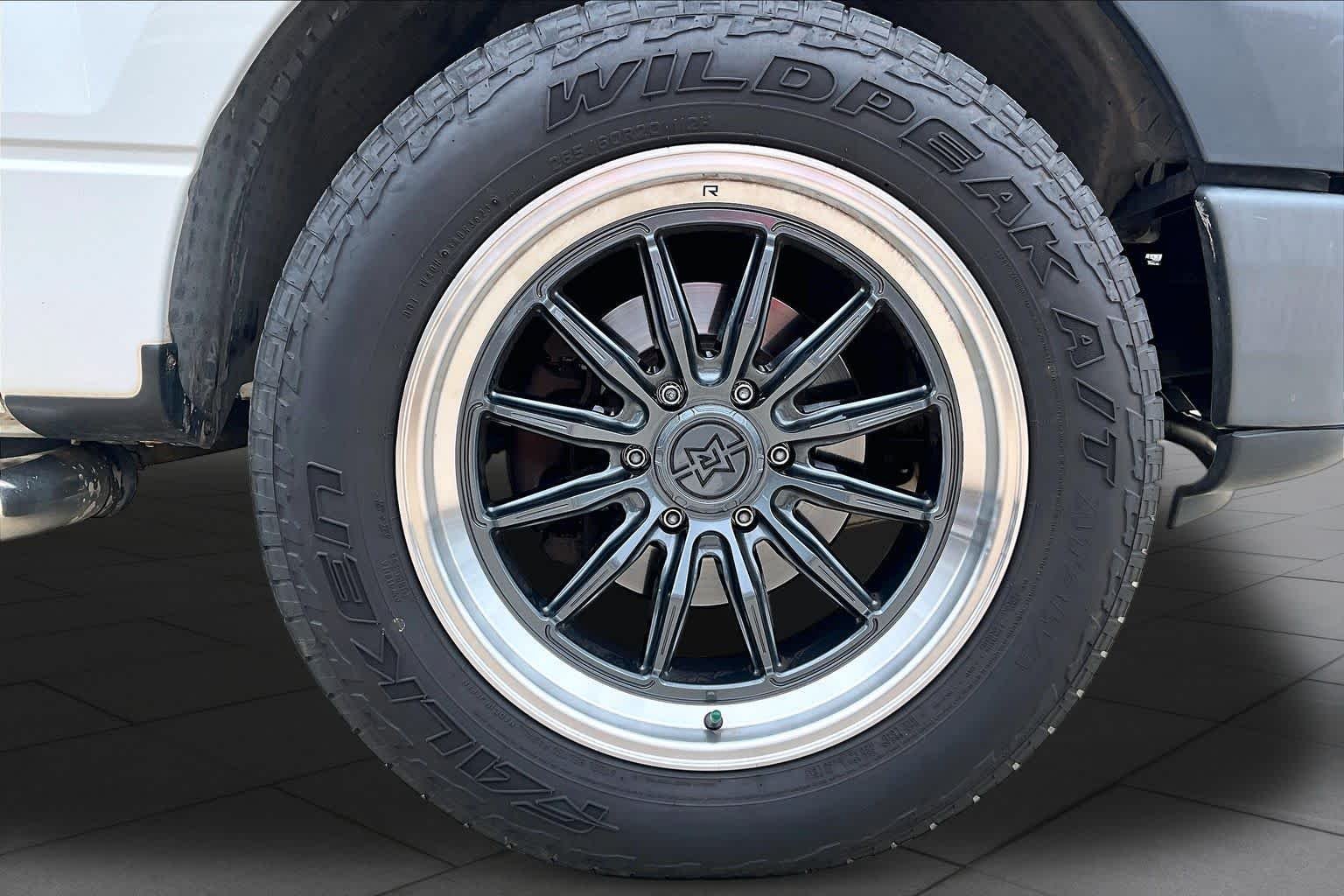 Used 2007 White Sand Tri-Coat Metallic Ford XLT image 10