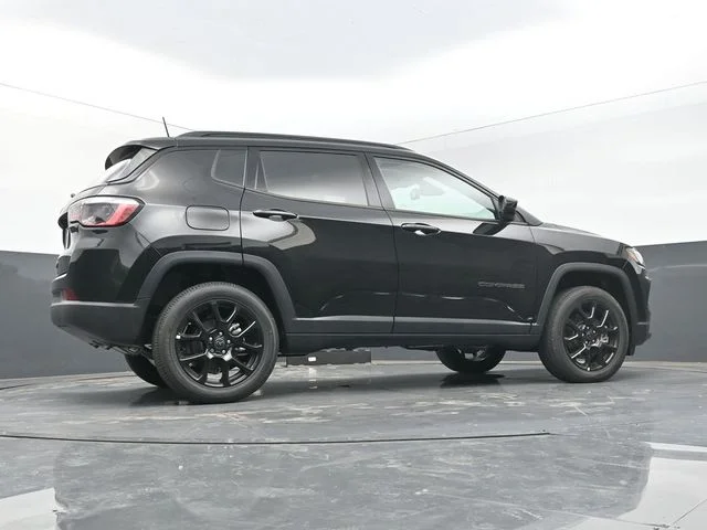 New 2026 Diamond Black Crystal Pearl-Coat Exterior Paint Jeep Latitude image 47