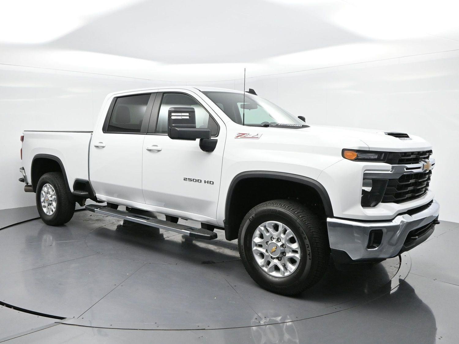 Used 2025 Summit White Chevrolet LT image 2