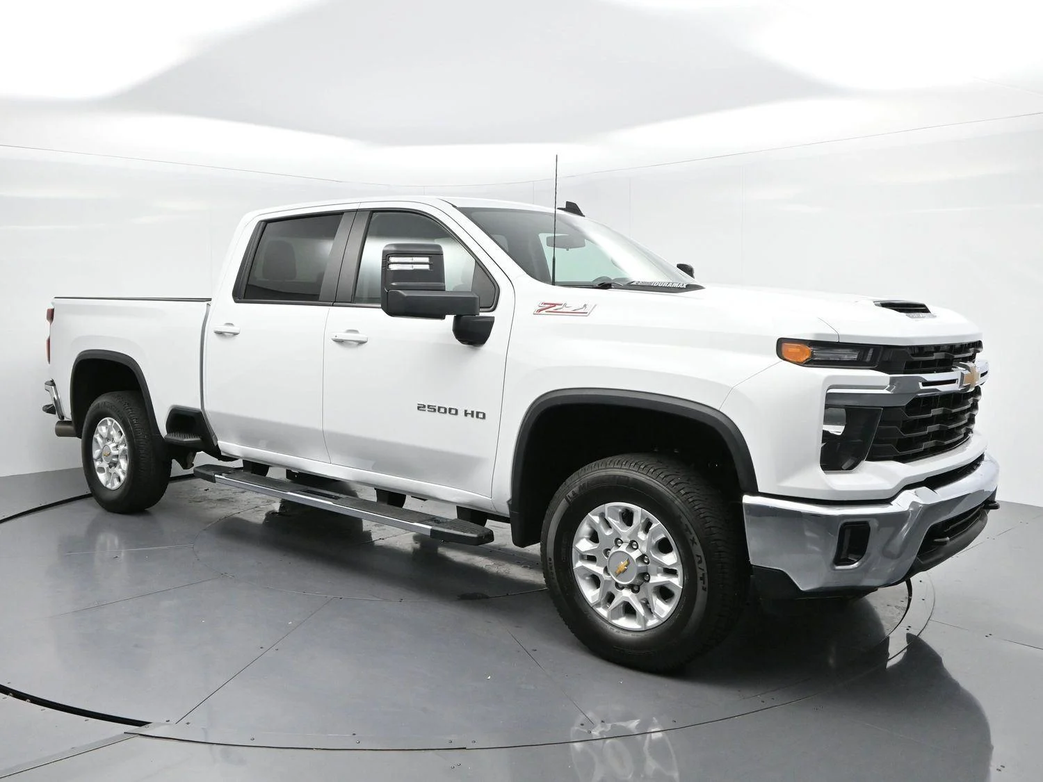 Used 2025 Summit White Chevrolet LT image 2