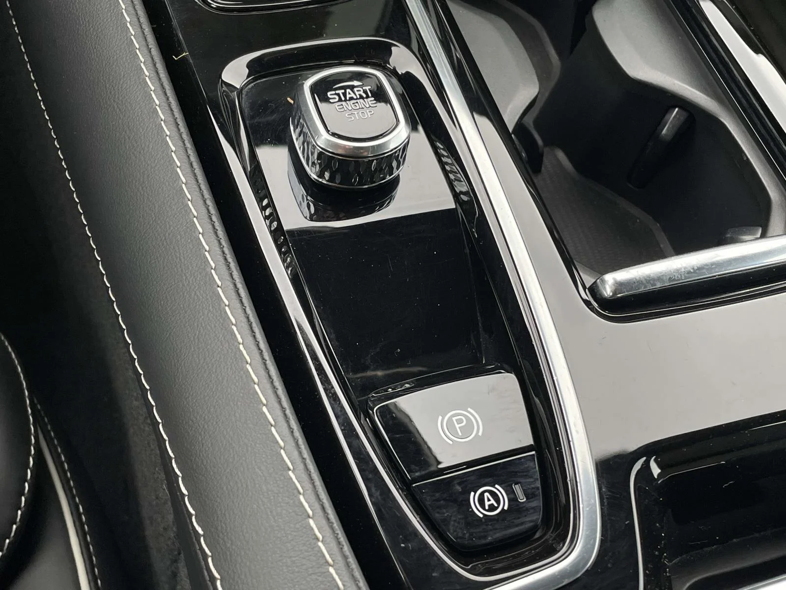 Used 2024 Crystal White Metallic Volvo Plus Black Edition image 21