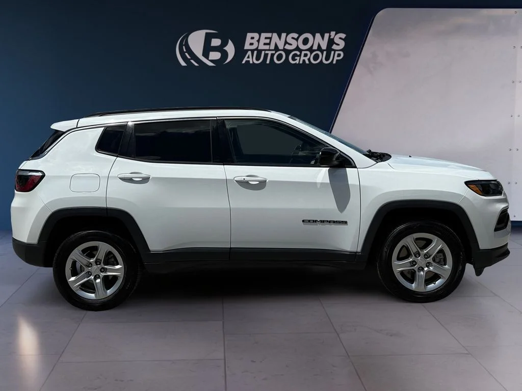 Used 2024 White Jeep Latitude image 6