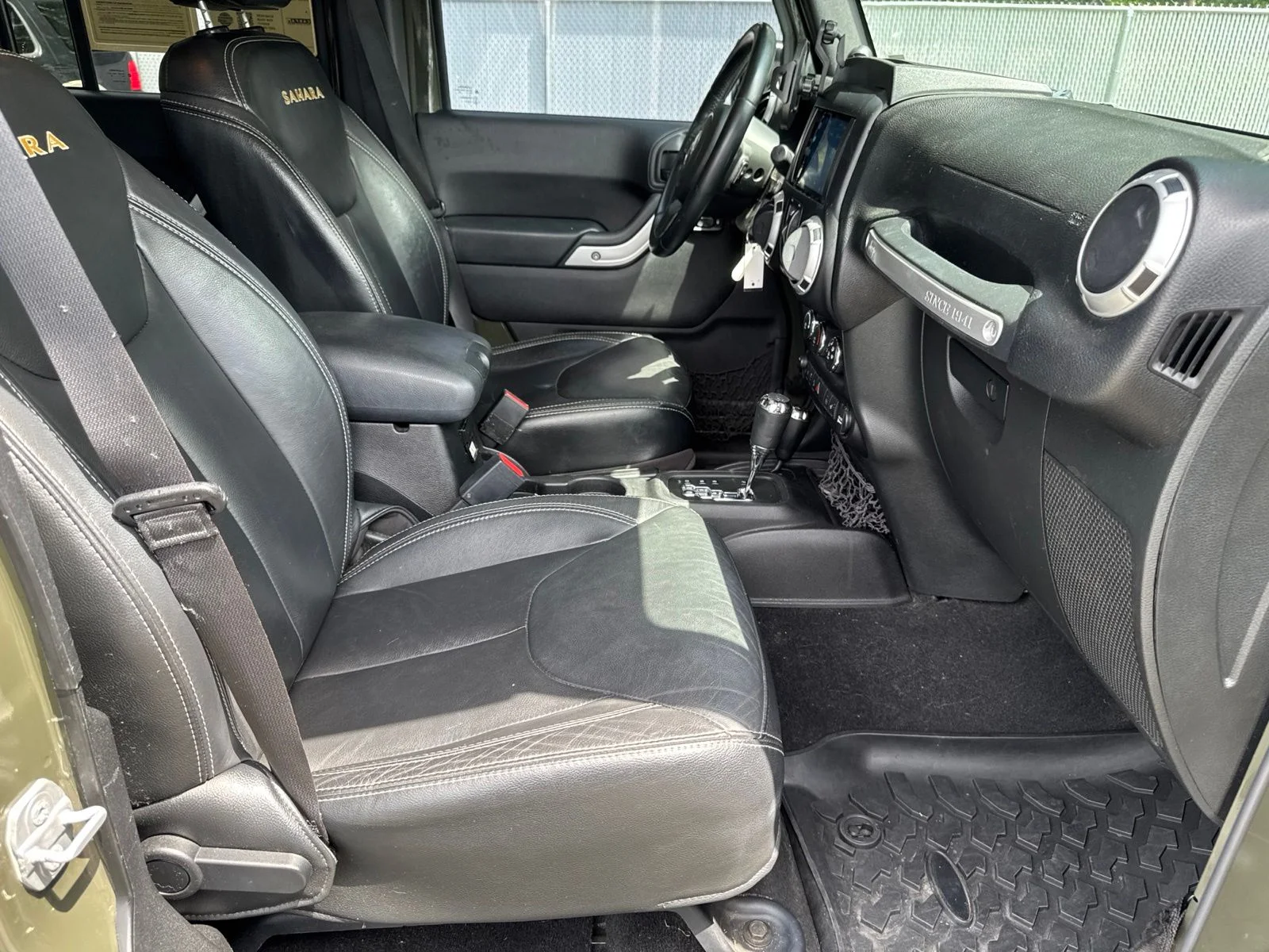 Used 2015 Green Jeep Unlimited Sahara image 25
