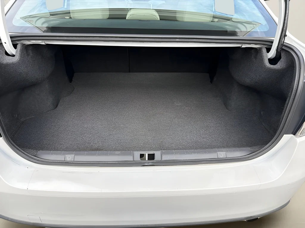 Used 2020 White Subaru Base image 21