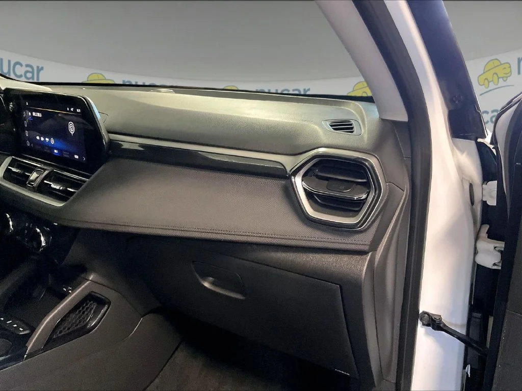 Used 2025 White Chevrolet LT image 13